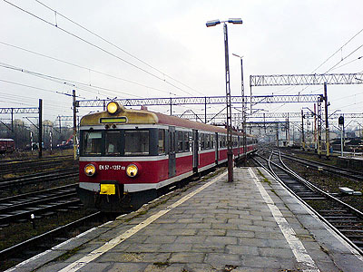 EN57 #1357 wjeżdża na dworzec w Bytomiu